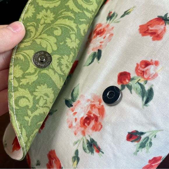 Roses and vines Print magnetic clasp Clutch Fabric Handmade clutch - Picture 3 of 6